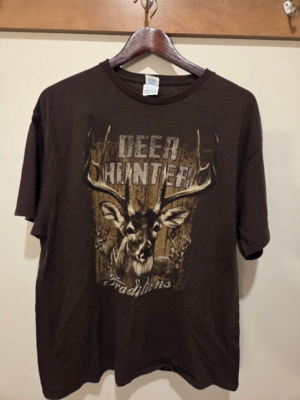Delta Pro Weight Deer Hunter Traditions T-Shirt XL Brown Graphic Crew Neck